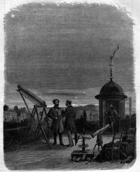 Astronomen observeren met hun astronomische telescopen de planeet Mercurius in de lucht van Parijs, 17 februari