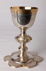 Kelk van kapelaan Georges Coquere. Metaalbewerking, goud en zilver