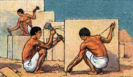 Dagelijks leven in het oude Egypte: steenhouwers aan het werk op bouwplaatsen van piramides, begin 20e eeuw (chromo)
