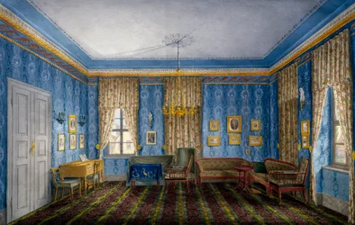 Woonkamer met blauw behang en slingers