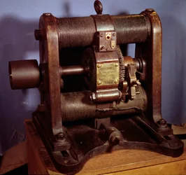 Dynamo-elektrische machine van het type Gram die gelijkstroom produceert, gerealiseerd in 1877 door de fabrieken Sautter en Lemonnier. 1877.