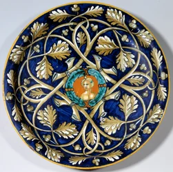 Faience bord met een vrouwenbuste