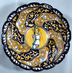 Godronnee faience beker versierd met een engeltje