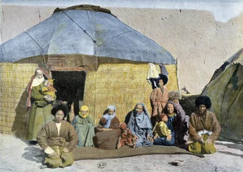 Groep Tekes (Russische nomaden) voor hun joert, eind 19e eeuw
