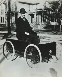Henri Ford reed zijn eerste benzineauto door de straten van Detroit in 1896 (kettingtransmissie quadricycle), privécollectie