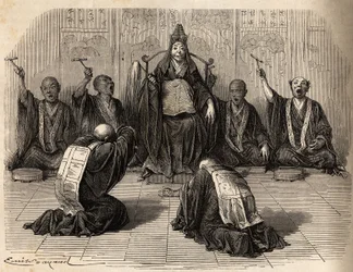 Hoge boeddhistische priester die aanbeden wordt, omringd door zijn discipelen die het ritueel ritmeren met gong en bekkens. Gravure ter illustratie van de reis naar Japan in 1863-1864, door Aime Humbert, minister van de Zwitserse Confederatie, in 
