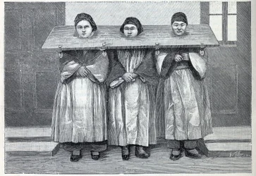 Jacht in China: de cangue, een martelwerktuig (een soort schandpaal), wordt toegepast op moeders die kindermoord hebben gepleegd. Gravure in 