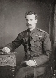 Luitenant-generaal Douglas Mackinnon Baillie Hamilton Cochrane, 12e graaf van Dundonald, uit het boek South Africa and the Transvaal War door Louis Creswicke, uitgegeven 1900