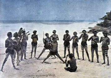 Papoea-dans op het strand naast het dorp Karapuna (Nieuw-Guinea)