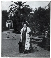 Portret van Madame Juliette Adam (geboren Lambert) (1836-1936), Franse schrijfster, polemist en feministe in Nice in 1905
