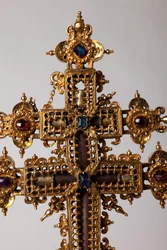Reliek kruis. Metaalbewerking met juwelen. Oorsprong abdij (Saint-Amand Tournai, ex-Elnone). 16e eeuw. Detail midden van het kruis.