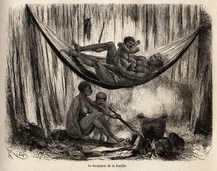Scène uit het familieleven van de Yahuas-indianen van de missie van San Jose (Peru), de man speelt met zijn jongste in een hangmat, terwijl de vrouw en het kind palmstelen voorbereiden, bestemd voor het maken van hangmatten waarin de Yahuas uitblinken. Gra
