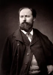 De kunstenaar Henri-Paul Motto gefotografeerd ter gelegenheid van de Salon van Parijs in 1881