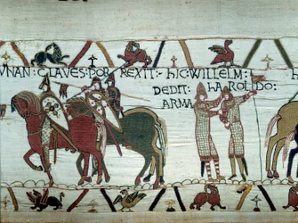 De verovering van Bretagne door de Hertog van Normandië Willem de Veroveraar: links ontvangt de hertog de sleutels van de stad Dinan, rechts maakt hij een ridder van Harold, gestuurd door de Engelse koning Edward de Belijder (detail)