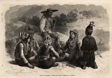 De inheemse bevolking van Xieng Hong (Laos), gekleed in traditionele kostuums, over hun jas, een fluwelen borststuk met versieringen, met een rok of korte broek compleet met een kleine versierde pet. Gravure ter illustratie van de ontdekkingsreis in Indoch