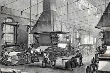 De machineruimte van een papierfabriek. Gravure