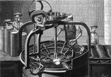De mechanische installatie van de heer Marguery, restaurateur, in Parijs: automatische machine voor het wassen van borden. De operator plaatst een vies bord in de machine met de rechterhand en verwijdert het schoongemaakte bord met de linkerhand. Gravure i