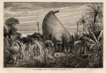 Het plein van Chief Mango, een krijgerswoning die opvalt door zijn hoogte, het beeld van het taboe dat het dak en de pilaren van de deur bekroont, evenals de menselijke huiden die aan lange palen bij de ingang van het plein zijn bevestigd.