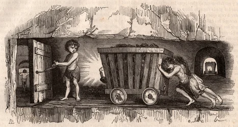 Twee kinderen duwen een wagen in een Engelse kolenmijn, een derde, de klepbediener, opent een deur