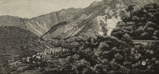 Gezicht op Torano bij Carrara, Italië, op de achtergrond een marmergroeve, gravure van een foto door A Noak uit L