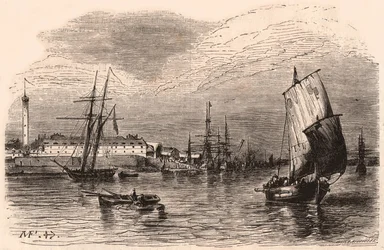 Uitzicht op de haven van Lorient, Morbihan, Bretagne, Frankrijk: zeilboten en boot op de voorgrond, havengebouwen en vuurtoren op de achtergrond