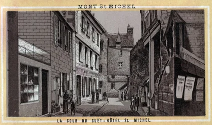 Uitzicht op de binnenplaats van het Guet Hotel op Mont Saint Michel, Manche, Normandië. Chromolithografie van het einde van de 19e eeuw.