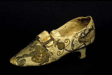 Model van damesschoenen (pumps) met hak