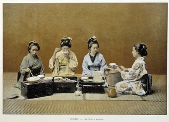 Een eetkamer in Japan: vrouwen eten rijst met eetstokjes en een van hen schenkt thee in - n.d. eind 19e eeuw