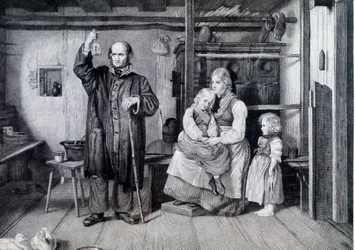 Een dokter die een fles onderzoekt, waarschijnlijk een urinefles, tijdens een bezoek aan een moeder en haar twee kinderen die in armoede leven (gravure)