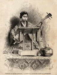 Een zangeres van nationale legenden, die achter haar lessenaar zit en shamisen speelt om haar zang te begeleiden. Gravure ter illustratie van de reis naar Japan in 1863-1864 van Aimé Humbert, minister van de Zwitserse Confederatie, in ‘Le Tour du monde