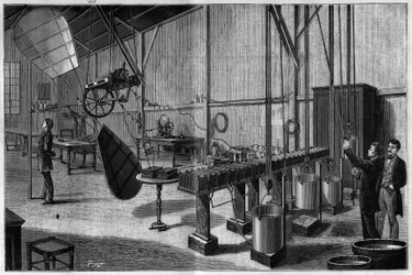 Aerostatisch werkplaats van Tissandier broers: Overzicht van een propeller met twee helicoides pallets aangedreven door een Siemens dynamo elektrische machine en een batterij van lichte potas bichromaat batterijen. Gravure uit 1883 in “La Nature. Review of