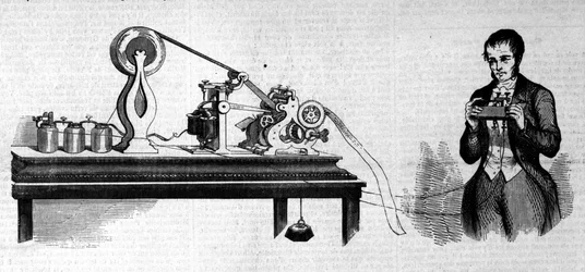 Amerikaanse uitvinder Samuel Finley Breese Morse naast zijn telegraaf. Gravure uit de 19e eeuw