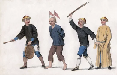 Een beschuldigde wordt naar de rechtbank gebracht. Om de aandacht van het publiek te trekken, zijn rode vlaggen op zijn hoofd bevestigd en een man luidt de gong. Gravure, in 