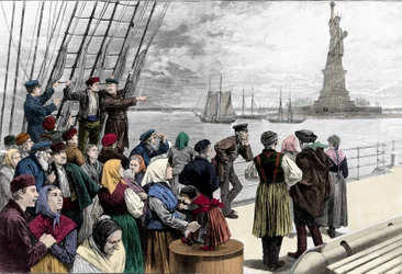 Aankomende families van emigranten in de haven van New York, het vrijheidsbeeld is zichtbaar. Gravure uit 