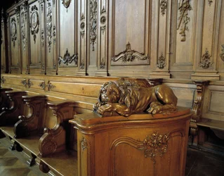 Barokke architectuur: houten koorbank die een leeuw voorstelt, attribuut van de evangelist Sint Marcus. Koor (18e eeuw) van de Kerk van St. Stephen. Interne weergave. Marmoutier, Bas-Rhin (67).