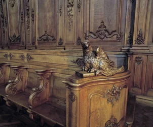 Barokke architectuur: houten koorbank die een adelaar voorstelt, attribuut van de evangelist Sint-Jan. Koor van de kerk van St. Stephen. Interne weergave. Marmoutier