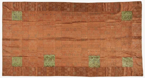 Brocade, zijde. Een boeddhistische monnikspij, gepatcht; kesa