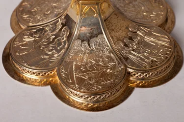 Kelk. Goudsmeedwerk, juwelen