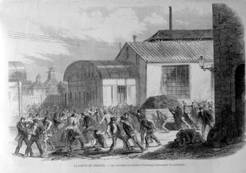 Staking in Creusot. De arbeiders van de afstelwerkplaatsen weren de stakers af. Gravure 19e eeuw.