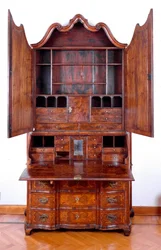 Meubilair: trumeau in rozenhout. Circa 1735. Dim. 257x130x61 cm Privécollectie