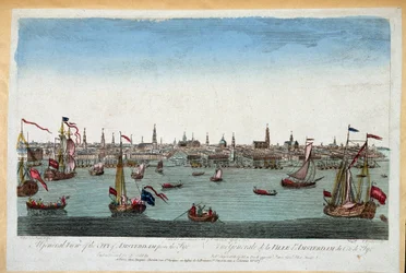 Algemeen uitzicht op Amsterdam vanaf de zee 18e eeuw (gravure)