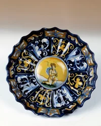 Godronnee faience beker versierd met een engeltje