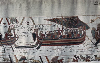 Door de storm afgedwaald, strandde het schip van Harold II (1022 - 1066) op de kust van Ponthieu - Tapijt van Bayeux, bekend als Borduurwerk van Koningin Mathilde