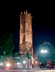 Nachtzicht op de Saint Jacques Toren (gemaakt in 1523) in Parijs