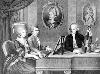 Portret van Wolfgang Amadeus Mozart (1756 - 1791) tussen zijn vader en moeder. Lithografie uit de 19e eeuw.