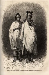Sarakolese en Kassonkese vrouwen, bevolkingen van Boven-Senegal, in traditionele kleding. Gravure ter illustratie van een cruise langs de kust van Afrika, door Vice-Admiral Fleuriot de Langle, in 1868, gepubliceerd in 