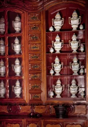 Vitrine en potten van apotheker in faience. 17e eeuw Macon, Hotel Dieu