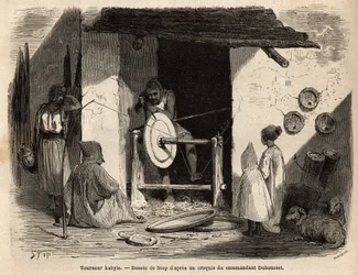 De ambachtsman Turner Kabyle in zijn werkplaats maakt een enorme houten schaal die voor alle doeleinden wordt gebruikt, zowel huishoudelijk als agrarisch, in Kabylia (Algerije). Gravure ter illustratie van de excursie naar de grote Kabilie, tussen de Midde