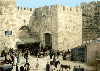 De deur van Jaffa in Jeruzalem. Fotochroom tussen 1890-1900.