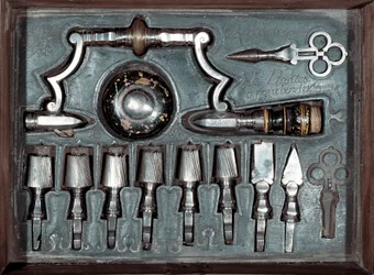 Trepan, chirurgisch gereedschap (boor) met accessoires. 1768 Parijs, museum van de geschiedenis van de geneeskunde